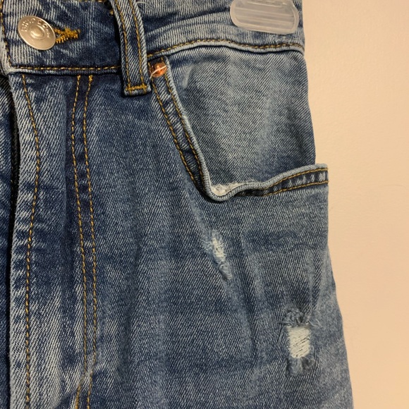 White washed blue jeans. Loose fit, mom style. - Picture 3 of 5